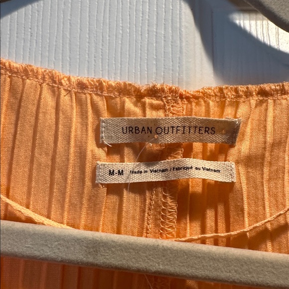 NWT! Urban Outfitters Marietta Light Orange Plisse Ruched Sleeve Top M - Picture 3 of 7